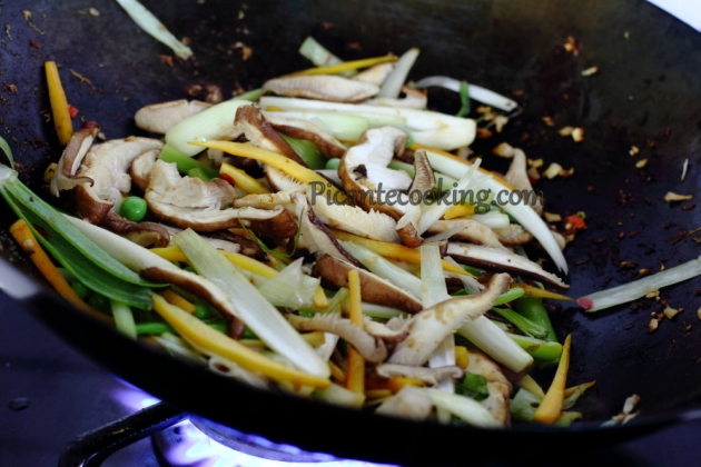 Chiński makaron z kurczakiem i warzywami (Chow mein) - 8