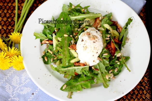 Салат з листя кульбаби з яйцем пашот - 12