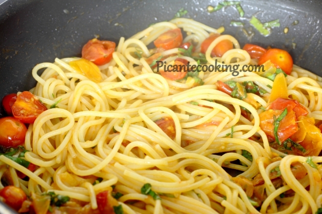 Spaghetti z bottargą i pomidorami - 5