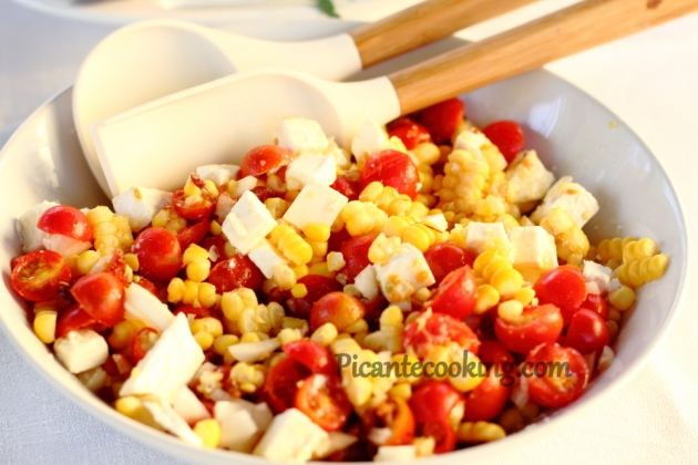 Sałatka z kukurydzą, pomidorami i serem feta - 1