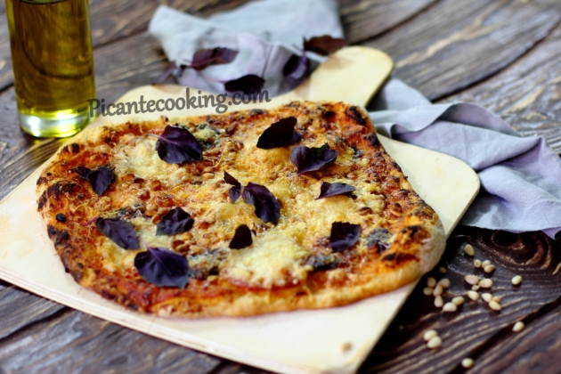 Pizza z fioletową bazylią i szynką - 7