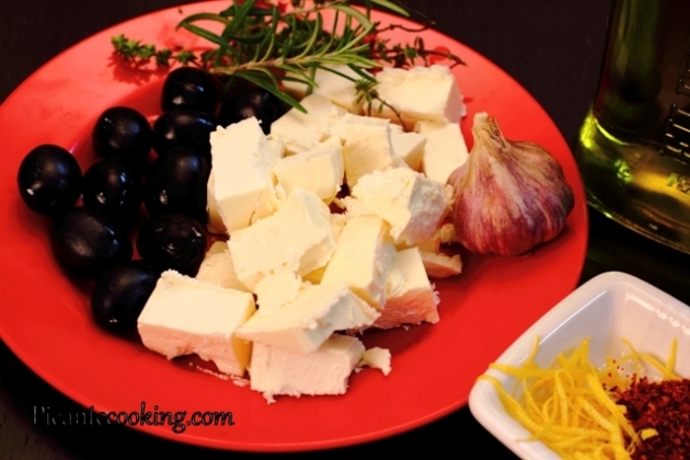 Marynowany ser feta z oliwkami, rozmarynem i tymiankiem - 1