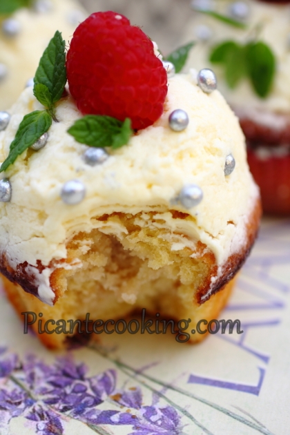 Migdałowy cupcake z aromatem róży - 2