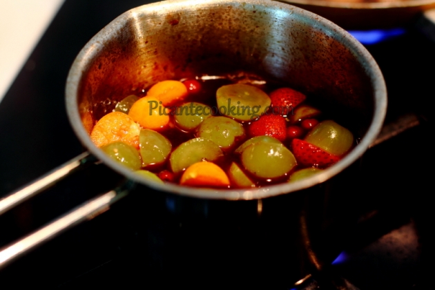 Фуа-гра з винно-карамельним соусом та фруктами - 3