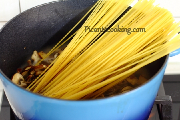 Spaghetti ze szpinakiem i pieczarkami w jednym garnku - 5