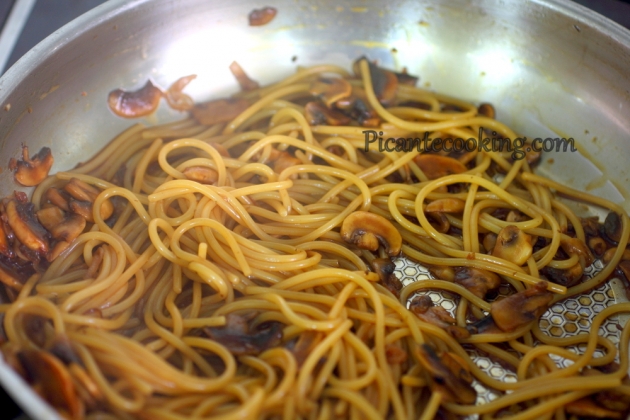 Spaghetti z pieczarkami i marmitem - 4
