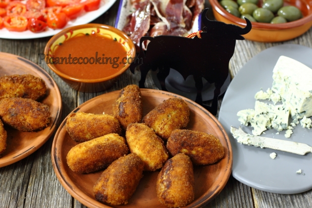 Hiszpańskie krokiety z serem pleśniowym (hisz. Croquetas de queso azul) - 1