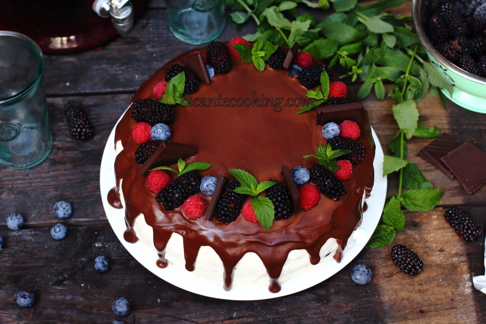Шоколадний торт з ягодами - 1