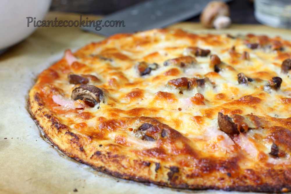 Pizza z kalafiorowego ciasta z szynką i pieczarkami - 1