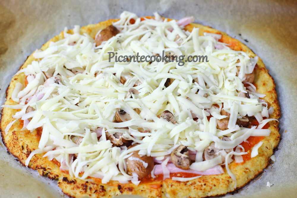 Піца з тіста цвітної капусти з шинкою та грибами - 9