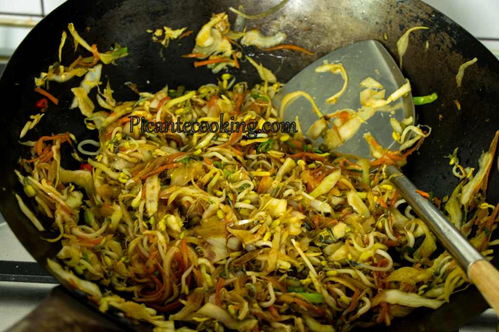 Філіппінський стір-фрай з паростків, капусти та креветок (Ginisag Togue) - 5