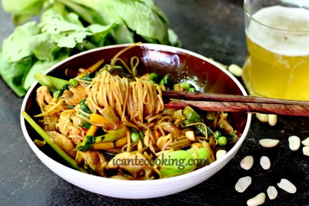 Chiński makaron z kurczakiem i warzywami (Chow mein)