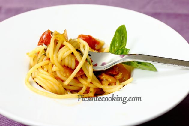 Spaghetti z bottargą i pomidorami