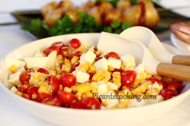 Sałatka z kukurydzą, pomidorami i serem feta