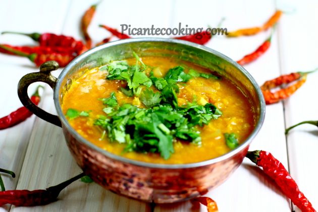 Pikantna zupa z soczewicy w indyjskim stylu