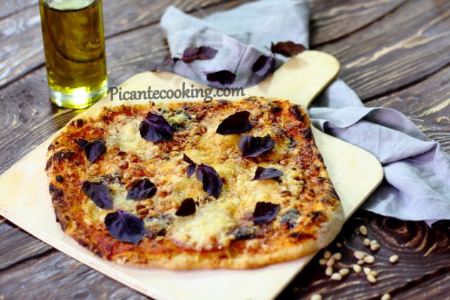 Pizza z fioletową bazylią i szynką