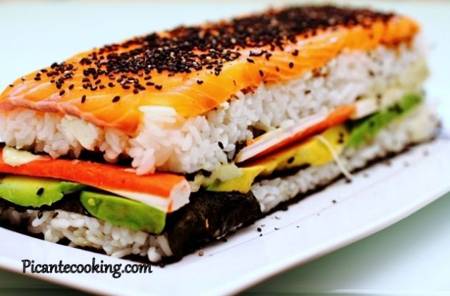 Sushi cake z łososiem, awokado i krabowymi paluszkami