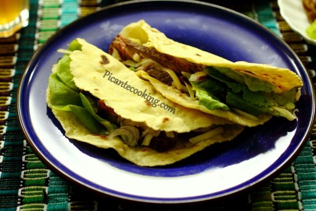Tacos z wołowym stekiem i guacamole (hisz. Tacos de res)