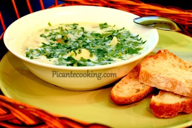 Суп з цвітної капусти з вершками та петрушкою