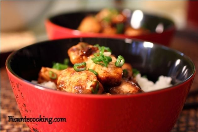 Kurczak w aromatycznym sosie z ryżem w chińskim stylu 