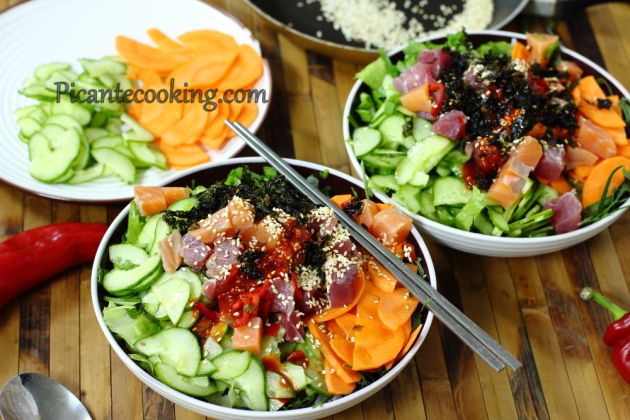 Корейський суші-салат з сирою рибою (Hoedeopbap)