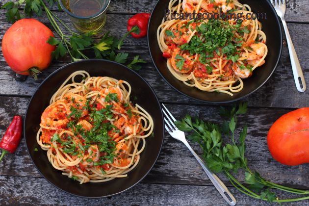 Spaghetti z krewetkami w pikantnym sosie pomidorowym