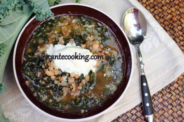 М'ясний суп з капустою кале та квасолею