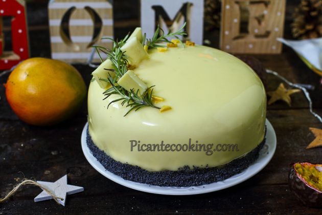 Musowy tort z marakują i mango