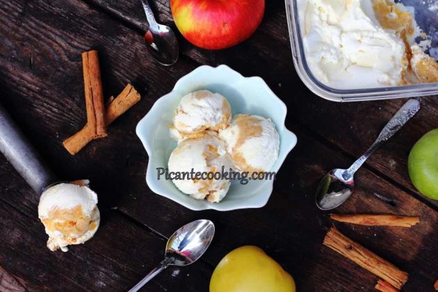 Вершково-карамельне морозиво з яблуками
