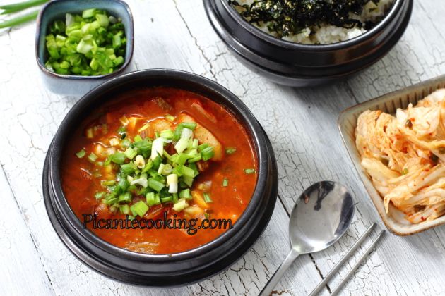 Zupa z kimchi (Kimchi Jjigae)