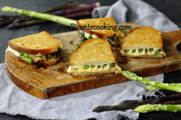 Sandwiche z serem i szparagami
