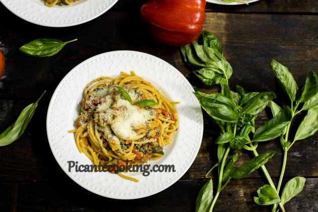 Spaghetti z pieczoną papryką i kaparami