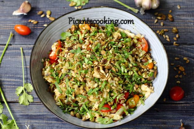 Sałatka ryżowa z kurczakiem i warzywami