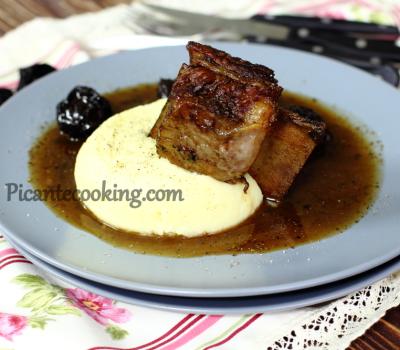 Ribs with prunes and wine 