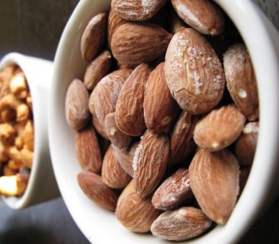  Salty almonds and spicy cashews