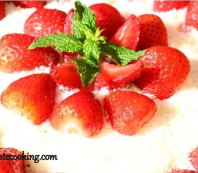 Cheesecake with strawberries and coconut 