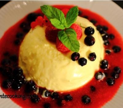Vanilla mousse with berries and raspberry sauce 