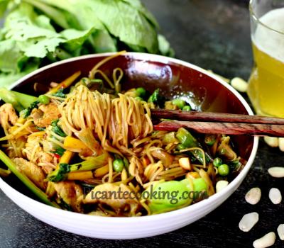 Китайська локшина з куркою і овочами (Chow mein)