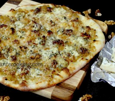 Цибулева піца з волоськими горіхами і блакитним сиром
