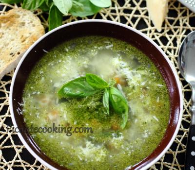 Letnia zupa minestrone