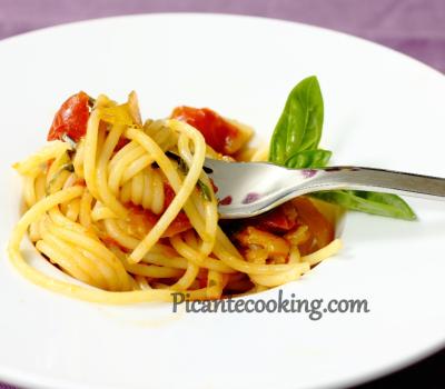 Спагетті з боттаргою і помідорами