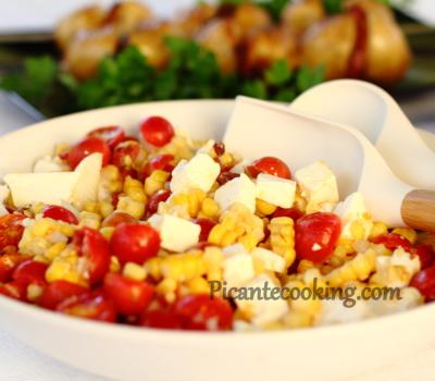 Sałatka z kukurydzą, pomidorami i serem feta