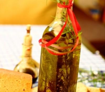 Oliwa z oliwek z aromatem cytryny, rozmarynu i ziela angielskiego