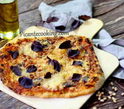 Pizza z fioletową bazylią i szynką