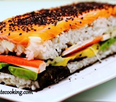 Sushi cake z łososiem, awokado i krabowymi paluszkami