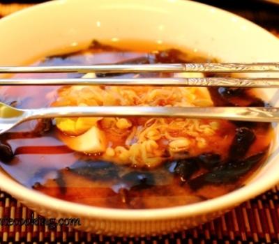Koreańska zupa miso (Doenjang Chigae) z wodorostami