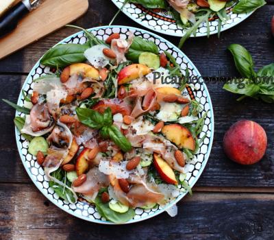 Салат з персиками та в'яленою шинкою