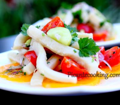 Салат з маринованими кальмарами, помідорами й огірком