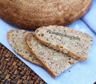 Ziarnisty chleb z mieszanki mąki