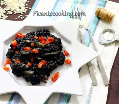Czarny ryż z kalmarami (hisz. Arroz negro con calamares)